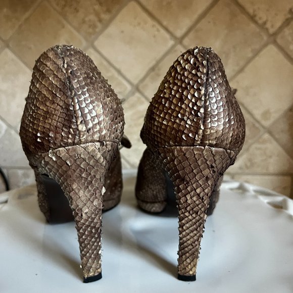 Stuart Weitzman Women's Brown Taupe Snake Scale Peep Toe Heels - Picture 4 of 9